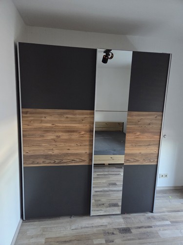 Kleiderschrank zur